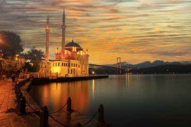 Güneş doğarken İstanbul 'daki Ortakoy Camii ve Boğaz köprüsü, Türkiye