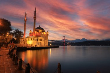 Güneş doğarken İstanbul 'daki Ortakoy Camii ve Boğaz köprüsü, Türkiye