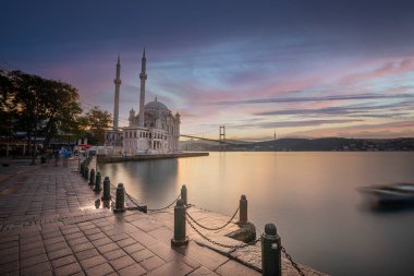 Güneş doğarken İstanbul 'daki Ortakoy Camii ve Boğaz köprüsü, Türkiye