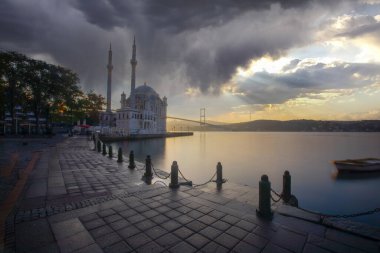 Güneş doğarken İstanbul 'daki Ortakoy Camii ve Boğaz köprüsü, Türkiye