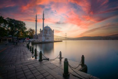 Güneş doğarken İstanbul 'daki Ortakoy Camii ve Boğaz köprüsü, Türkiye