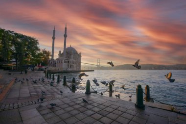 Güneş doğarken İstanbul 'daki Ortakoy Camii ve Boğaz köprüsü, Türkiye