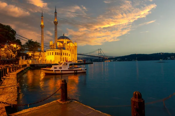 Güneş doğarken İstanbul 'daki Ortakoy Camii ve Boğaz köprüsü, Türkiye