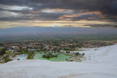 Pamukkale 'deki doğal travertin havuzları ve terasları. Türkiye 'nin güneybatısındaki pamuk kale
