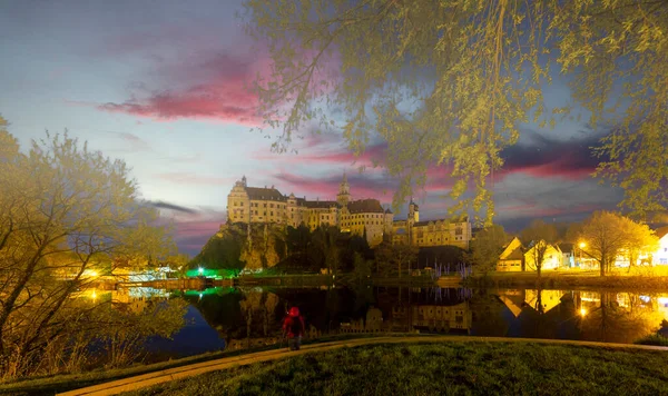 Tyskland Baden Wurttemberg Sigmaringen Sigmaringen Slott Reflekterar Donau — Stockfoto