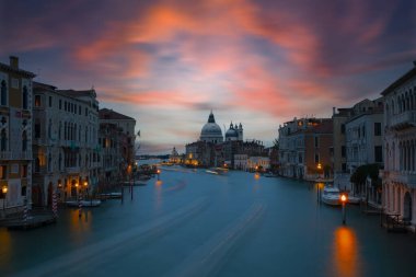 Venedik 'te Büyük Kanal ve Bazilika Santa Maria della Salute manzarası