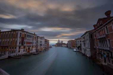 Venedik 'te Büyük Kanal ve Bazilika Santa Maria della Salute manzarası