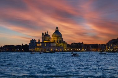 Venedik 'te Büyük Kanal ve Bazilika Santa Maria della Salute manzarası
