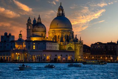 Venedik 'te Büyük Kanal ve Bazilika Santa Maria della Salute manzarası