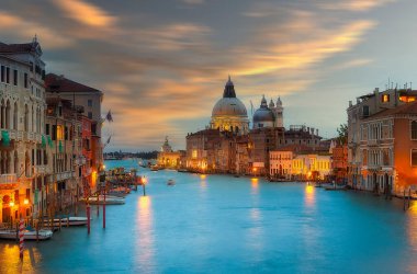 Venedik 'te Büyük Kanal ve Bazilika Santa Maria della Salute manzarası