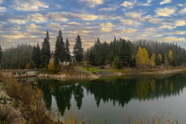 Ayancik 'teki küçük Akgol gölü manzarası, bulutlu arka planda yüksek çam ağaçları olan büyük dağların etrafında sinop..