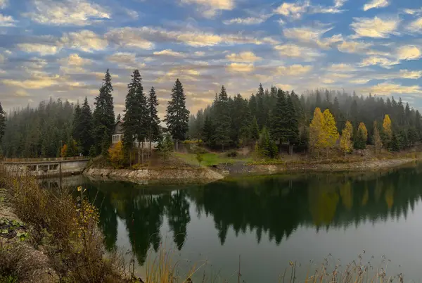 Ayancik 'teki küçük Akgol gölü manzarası, bulutlu arka planda yüksek çam ağaçları olan büyük dağların etrafında sinop..