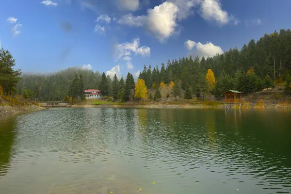 Вид Небольшое Озеро Акгол Аянчике Синоп Вокруг Больших Гор Высокими — стоковое фото