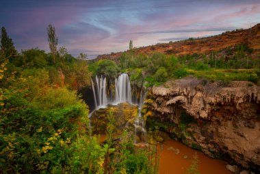 Yerkopru Şelalesi ve Göksu Nehri üzerindeki kanyon, Türkiye 'nin Doğu Akdeniz bölgesinde Konya ilinin Hadim ilçesinde yer almaktadır. Şelale doğa harikası. (Yerkopru elalesi)