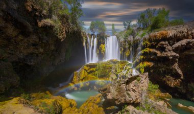 Yerkopru Şelalesi ve Göksu Nehri üzerindeki kanyon, Türkiye 'nin Doğu Akdeniz bölgesinde Konya ilinin Hadim ilçesinde yer almaktadır. Şelale doğa harikası. (Yerkopru elalesi)