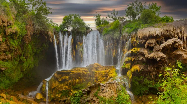 Yerkopru Şelalesi ve Göksu Nehri üzerindeki kanyon, Türkiye 'nin Doğu Akdeniz bölgesinde Konya ilinin Hadim ilçesinde yer almaktadır. Şelale doğa harikası. (Yerkopru elalesi)