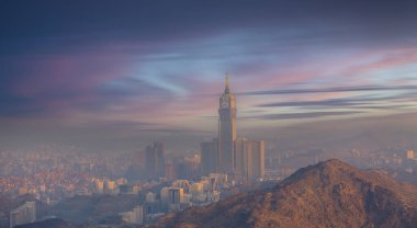  Abraj Al Yem ya da Saat Kuleleri, Büyük Mekke Camii yakınlarındaki yedi gökdelen otelden biridir. Merkez otel kulesi, yani Makkah Saat Kulesi..