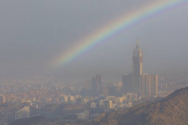  Abraj Al Yem ya da Saat Kuleleri, Büyük Mekke Camii yakınlarındaki yedi gökdelen otelden biridir. Merkez otel kulesi, yani Makkah Saat Kulesi..