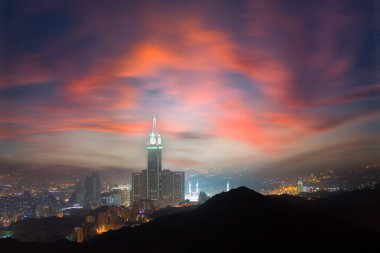  Abraj Al Yem ya da Saat Kuleleri, Büyük Mekke Camii yakınlarındaki yedi gökdelen otelden biridir. Merkez otel kulesi, yani Makkah Saat Kulesi..