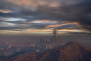  Abraj Al Yem ya da Saat Kuleleri, Büyük Mekke Camii yakınlarındaki yedi gökdelen otelden biridir. Merkez otel kulesi, yani Makkah Saat Kulesi..