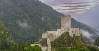 Rize, Türkiye 'deki Zilkale Şatosu. Firtina Vadisi 'ndeki ortaçağ kalesi. (Zil Kale veya Zil Kalesi).