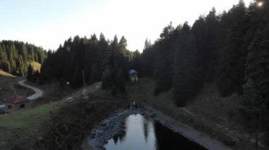 Savsat, Karadeniz Bölgesi 'nin doğu ucunda, Artvin ilinin merkezi ve kasabasıdır. Avat adı Gürcü aveti 'den gelmektedir ve Avat kasabası tarihi aveti bölgesinin yerleşim yerlerinden biridir..