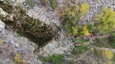 Boyabat Bölgesindeki Basalt Kayalıkları. Sinop, Türkiye. Sinop 'ta bulunan volkanik kaya çıkıntıları sütun bazalt formunda. Şelaleli Bazalt Kayaları Doğa Anıtı.