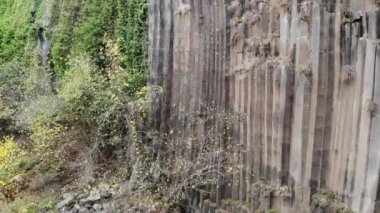 Boyabat Bölgesindeki Basalt Kayalıkları. Sinop, Türkiye. Sinop 'ta bulunan volkanik kaya çıkıntıları sütun bazalt formunda. Şelaleli Bazalt Kayaları Doğa Anıtı.