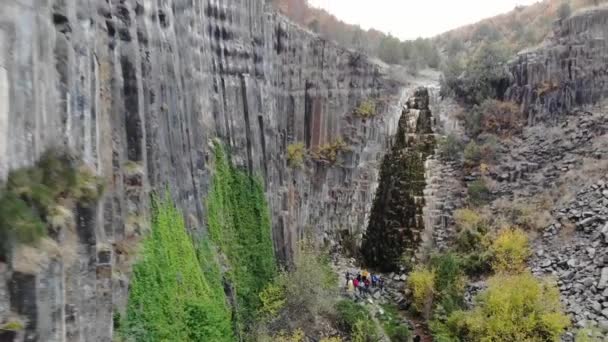 ボヤバット地区の玄武岩岩 トルコのシノップ シノップに位置する柱状玄武岩の形で火山岩の露頭 滝と玄武岩の岩自然記念碑 — ストック動画
