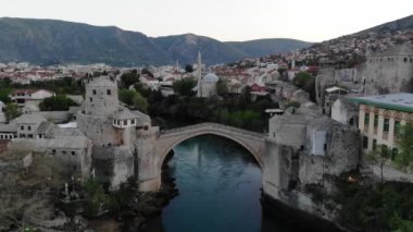 Mostar 'ın Neretva Nehri üzerindeki tarihi Stari Köprüsü Eski kenti, Balkan dağları, Bosna-Hersek