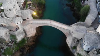 Mostar 'ın Neretva Nehri üzerindeki tarihi Stari Köprüsü Eski kenti, Balkan dağları, Bosna-Hersek