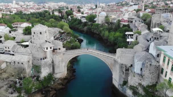 歴史あるスタリモスタル旧市街 バルカン山脈 ボスニア ヘルツェゴビナのネレトヴァ川に架かる橋のほとんど — ストック動画