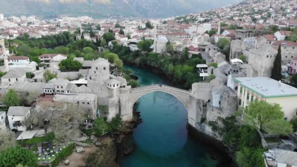 歴史あるスタリモスタル旧市街 バルカン山脈 ボスニア ヘルツェゴビナのネレトヴァ川に架かる橋のほとんど — ストック動画
