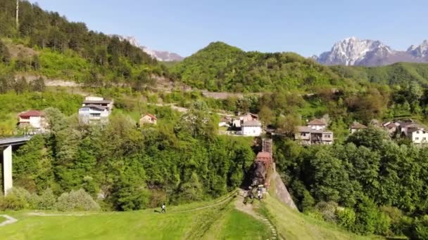 ボスニアの第二次世界大戦で壊れたネレトヴァ川峡谷を渡るジャブランカの鉄道橋 ティト パルチザン — ストック動画