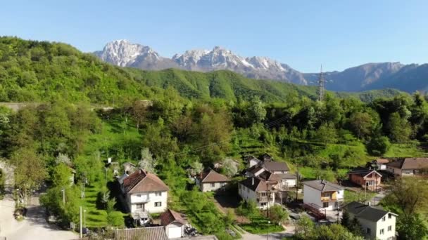 보스니아 제2차 대전에서 부서진 네레타바 협곡을 건너는 자블라니카의 당파들에 — 비디오
