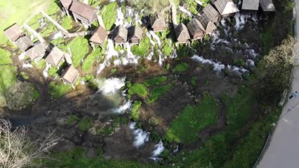 在波斯尼亚和黑塞哥维那 美丽的 Pliva 公司瀑布而闻名的亚伊采镇 — 图库视频影像