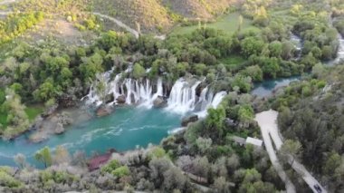 Bosna-Hersek 'teki Trebizat Nehri üzerindeki Kravice şelalesi