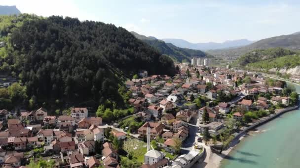 コンジック川とネレトヴァ川 ボスニア ヘルツェゴビナ 空中ドローンの眺め KonjicはBihの都市や自治体です 遠くの山のプレンジ — ストック動画