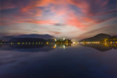 Lake Bled Slovenya. Küçük Hac kilise ile güzel dağ gölü. En ünlü Sloven göl ve ada ile hac kilise Maria varsayım ve Bled kale arka planda Bled.