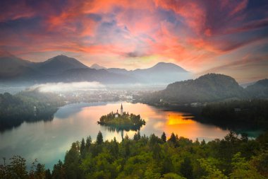 Lake Bled Slovenya. Küçük Hac kilise ile güzel dağ gölü. En ünlü Sloven göl ve ada ile hac kilise Maria varsayım ve Bled kale arka planda Bled.