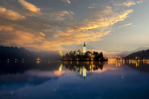 Λίμνη Bled Της Σλοβενίας Όμορφη Ορεινή Λίμνη Μικρή Εκκλησία Προσκυνήματος — Φωτογραφία Αρχείου