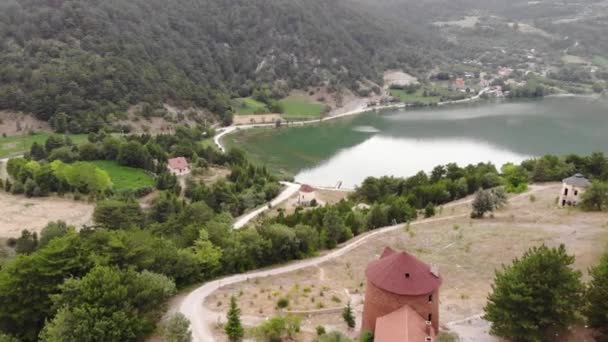 土耳其Bolu的Goynuk区Cubuk湖 美丽的湖景与风车 用无人驾驶飞机射击 — 图库视频影像