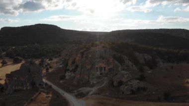 Helenistik dönemde Türkiye 'nin Eskişehir kentinde yer alan Gerdekkaya Mausoleum inşa edildi. Roma ve Bizans döneminde ilaveler eklendi.