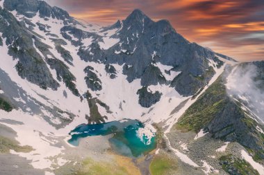 Kackar Dağları 'ndaki Avusor Buzul Gölü (Heart Lake). Avusor Platosu, Rize, Türkiye. Panoramik dron atışı.