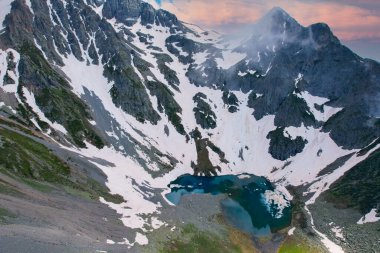 Kackar Dağları 'ndaki Avusor Buzul Gölü (Heart Lake). Avusor Platosu, Rize, Türkiye. Panoramik dron atışı.