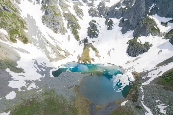 カカル山脈のアヴォア氷河湖 ハートレイク アヴォル高原 トルコ パノラマドローン撮影 — ストック写真