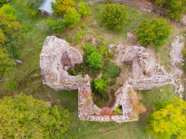 Savsat, Artvin, Türk Cevizli köyündeki eski Tibet Manastırı ve kilisesinin kalıntıları