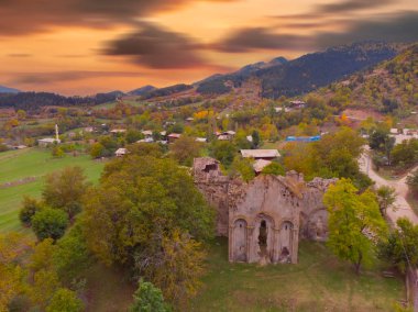 Savsat, Artvin, Türk Cevizli köyündeki eski Tibet Manastırı ve kilisesinin kalıntıları