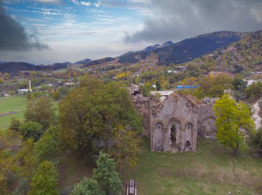 Savsat, Artvin, Türk Cevizli köyündeki eski Tibet Manastırı ve kilisesinin kalıntıları