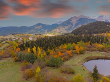 Savsat 'ta sonbahar manzarası. Artvin, Türkiye. Renkli ağaçlarla dolu güzel bir sonbahar manzarası. Hava aracı atışı. (Yukari Koyunlu, Sules, Rutav Gölü).